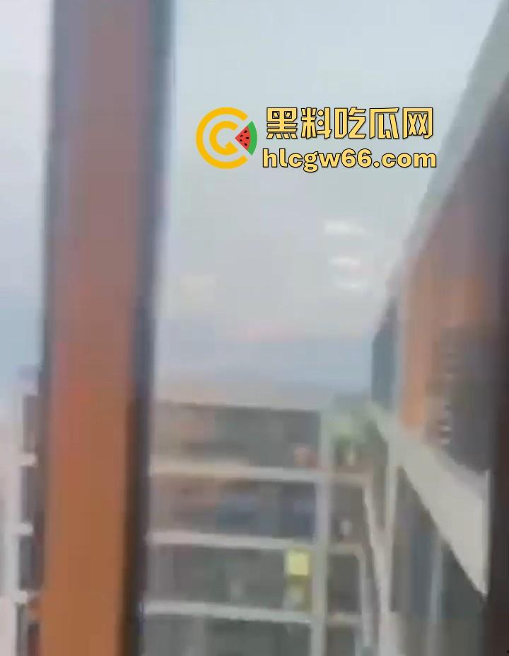 傻逼朋友又少了一个 小伙子马尿喝多了 即兴表演跳楼 丝毫不犹豫一跃而下!-5