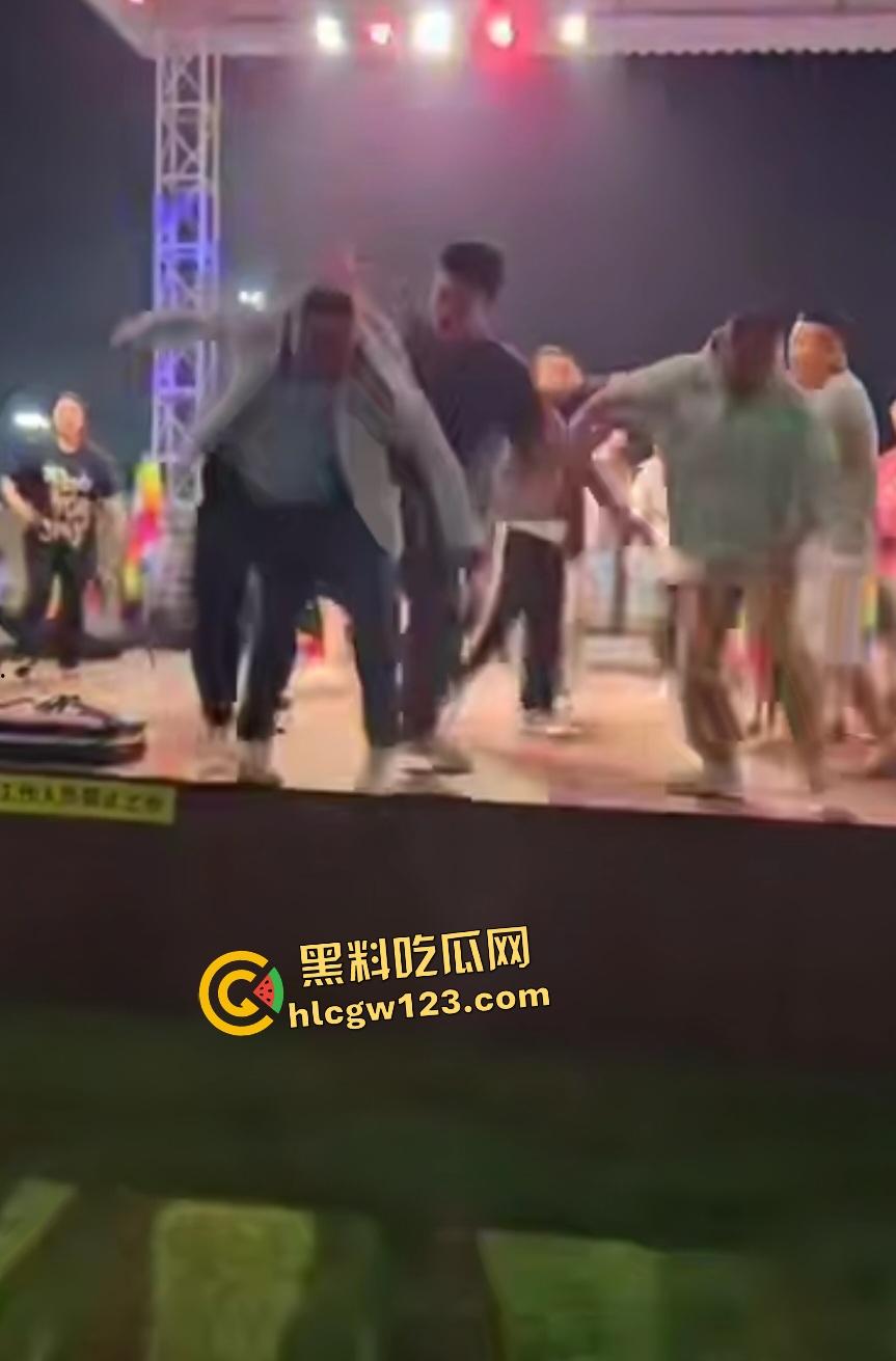 舞台上惊天黑料老婆被猥亵,妻子还抱老公让几人打成猪头,事后老公查出老婆出轨!-6