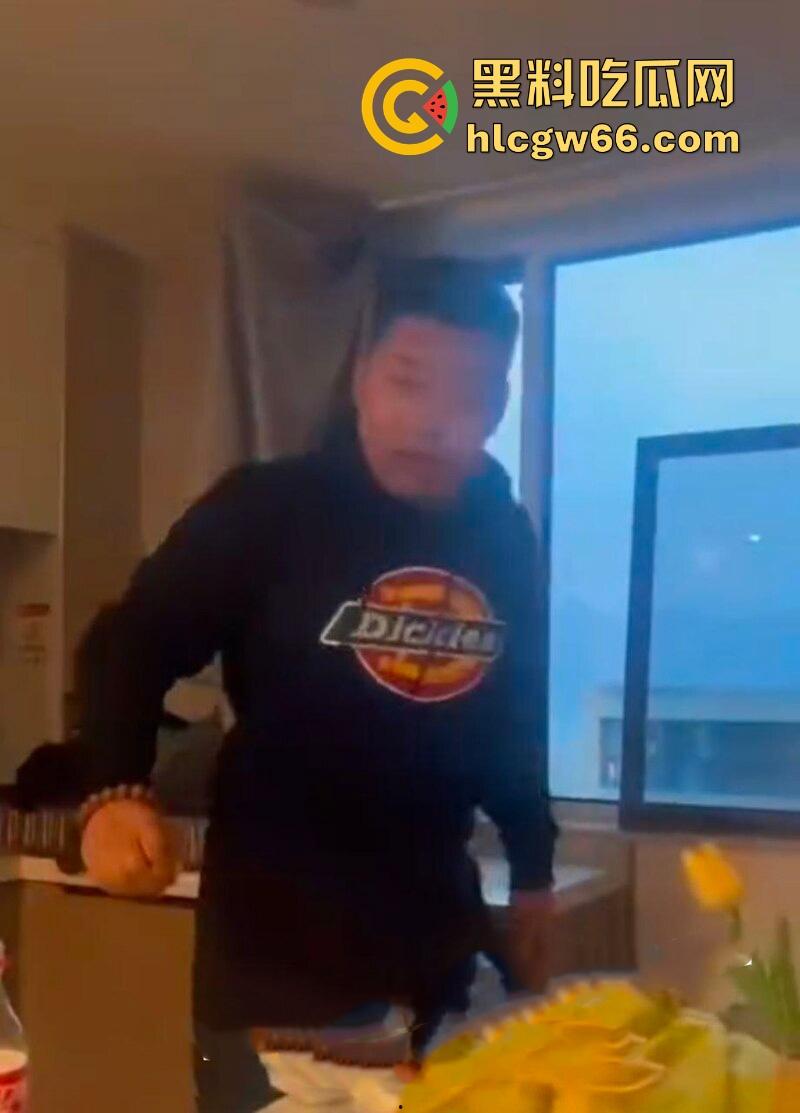 傻逼朋友又少了一个 小伙子马尿喝多了 即兴表演跳楼 丝毫不犹豫一跃而下!-8