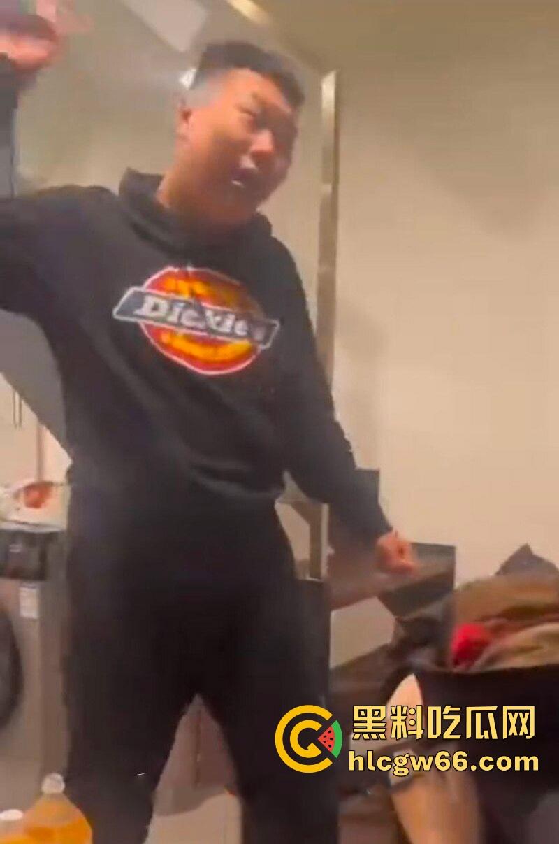 傻逼朋友又少了一个 小伙子马尿喝多了 即兴表演跳楼 丝毫不犹豫一跃而下!-9