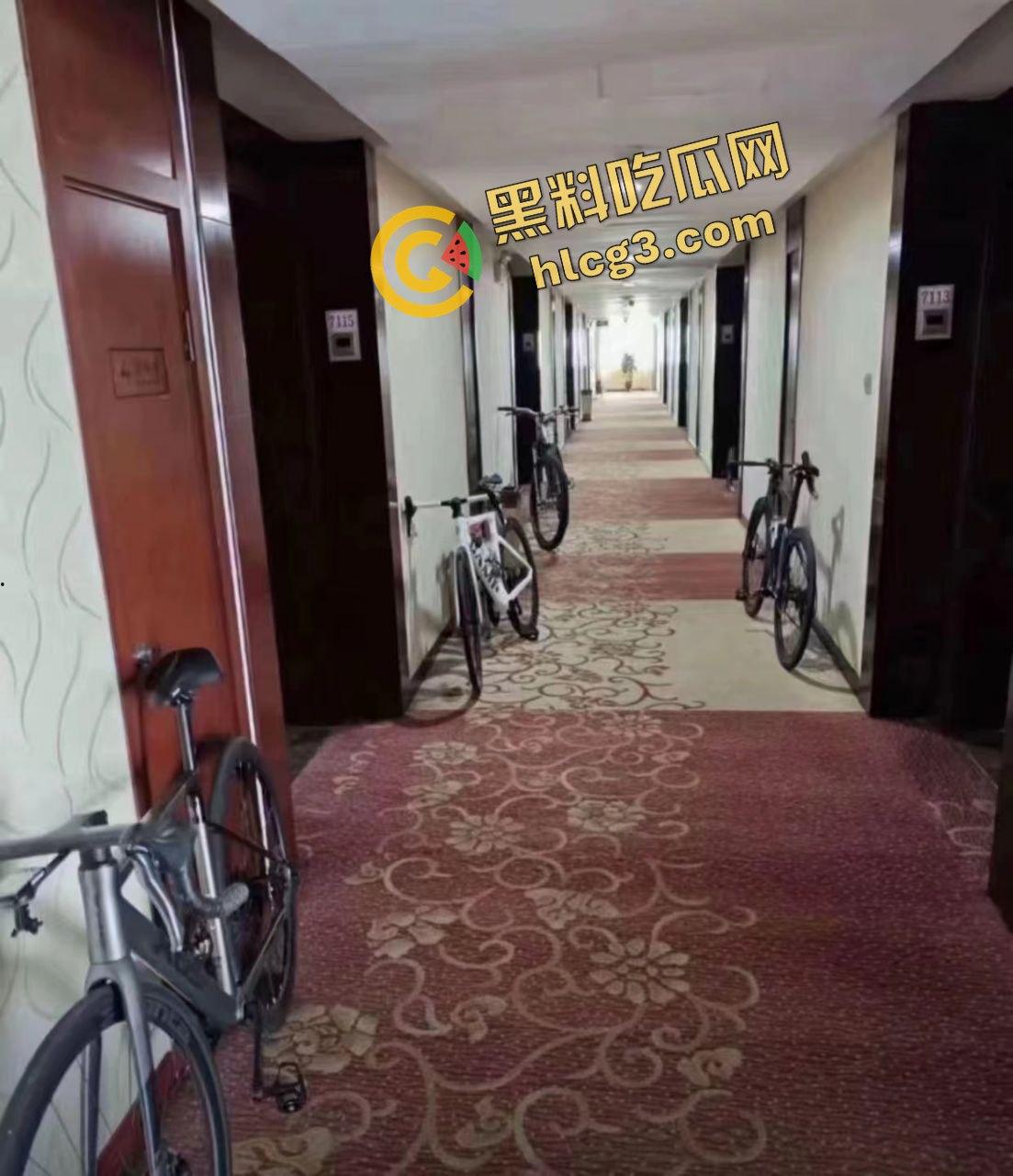 骑行圈淫乱事件!农家乐组织骑行爱好者 一男一女一房间住宿 鸡动即可行动!-8