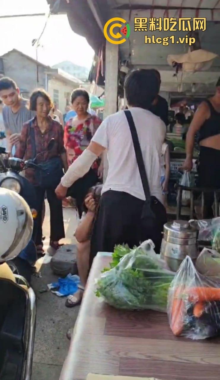 女子为在商贩摊上多吃几颗阳光玫瑰 竟拿剪刀捅人!-3