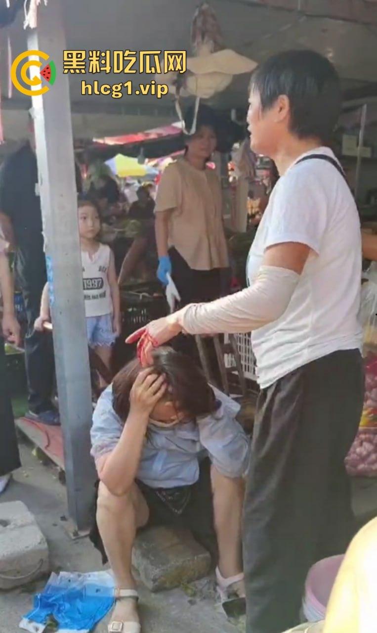 女子为在商贩摊上多吃几颗阳光玫瑰 竟拿剪刀捅人!-4