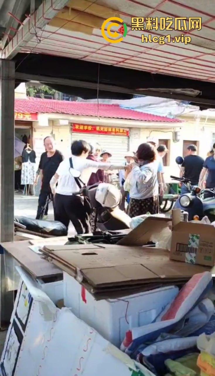 女子为在商贩摊上多吃几颗阳光玫瑰 竟拿剪刀捅人!-8