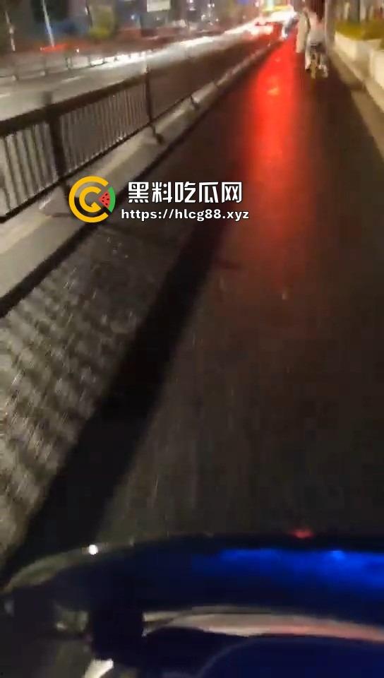 16迈雅迪追不上醉酒的燕子,运动内衣骑单车奶子乱甩,电车狼精神硬得值个赞!-5