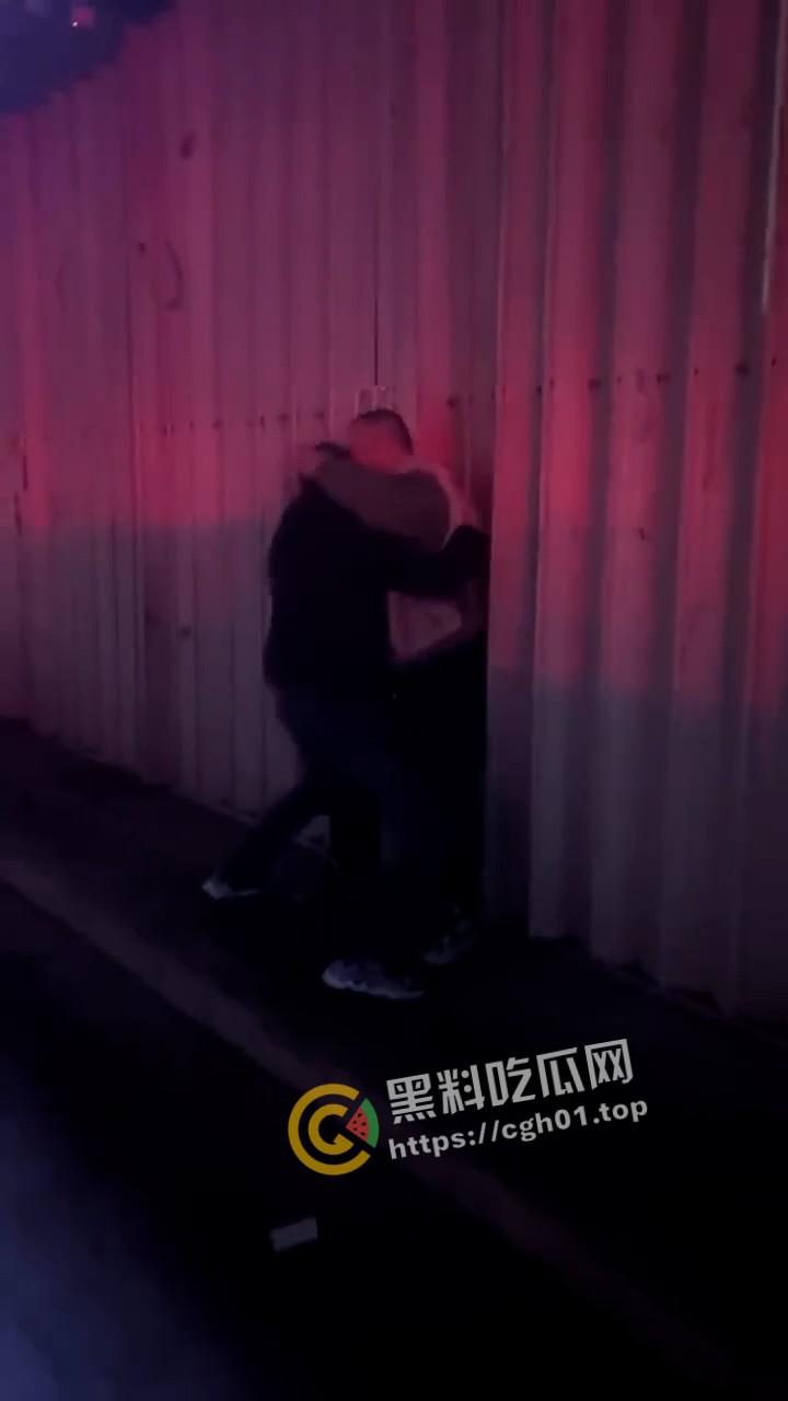 肉麻滚烫!男同表白现场 当街热吻 毫不羞耻的一对胖熊 这个世界已经没有在乎的人了吗-2