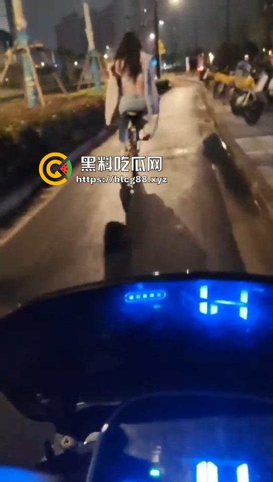 16迈雅迪追不上醉酒的燕子,运动内衣骑单车奶子乱甩,电车狼精神硬得值个赞!-8