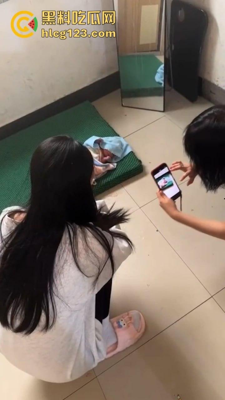 血腥慎入!令人发指在校女大学生突然在公厕临盆生孩子 又弃之不管!-6