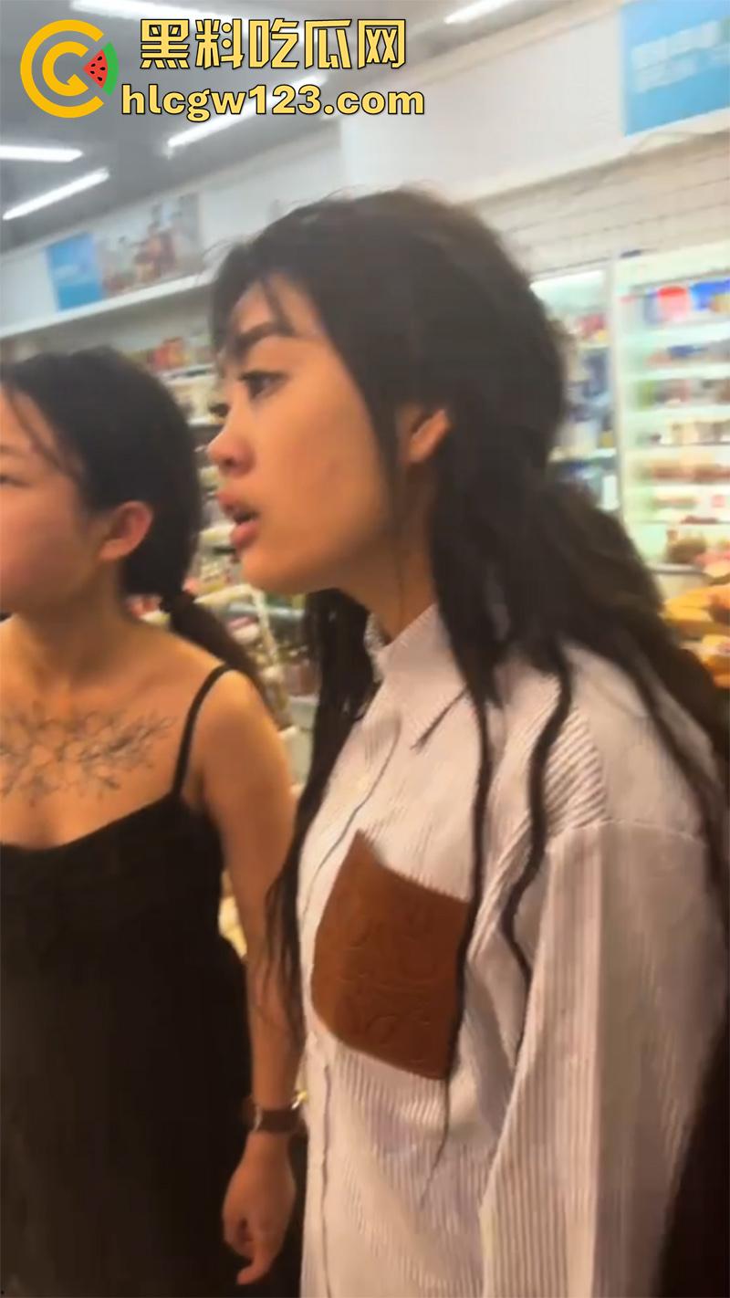 吉林长春精神小妹打架现场,一群社会青年围殴闺蜜,纹身小伙一旁录像加油,年纪轻轻不学好啊!-3