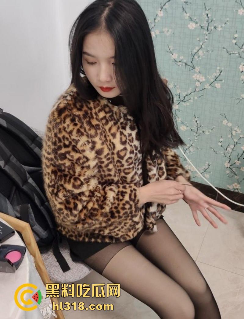 武汉舞蹈学院高颜值清纯舞蹈生【林沫沫】调教视频曝光，被金主包养完美露脸操嘴后入，口爆吞精视觉盛宴！-2