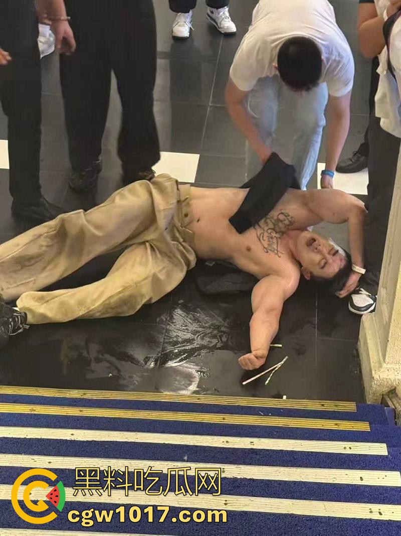 肌肉男【埃里克斯】酒精中毒,当场晕厥摔伤,竟被人拍下造谣,事实已经澄清,酒吧出面解释谣言!-7