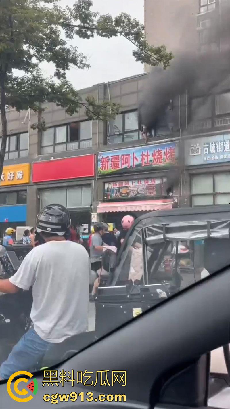 江苏宿迁突发火灾，新疆阿卜杜烧烤店，二楼调料仓库着火，整条街都能闻到烧烤的味道！-1