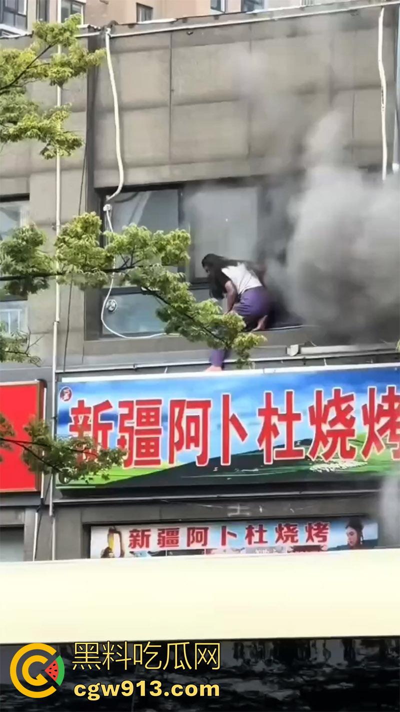 江苏宿迁突发火灾，新疆阿卜杜烧烤店，二楼调料仓库着火，整条街都能闻到烧烤的味道！-6