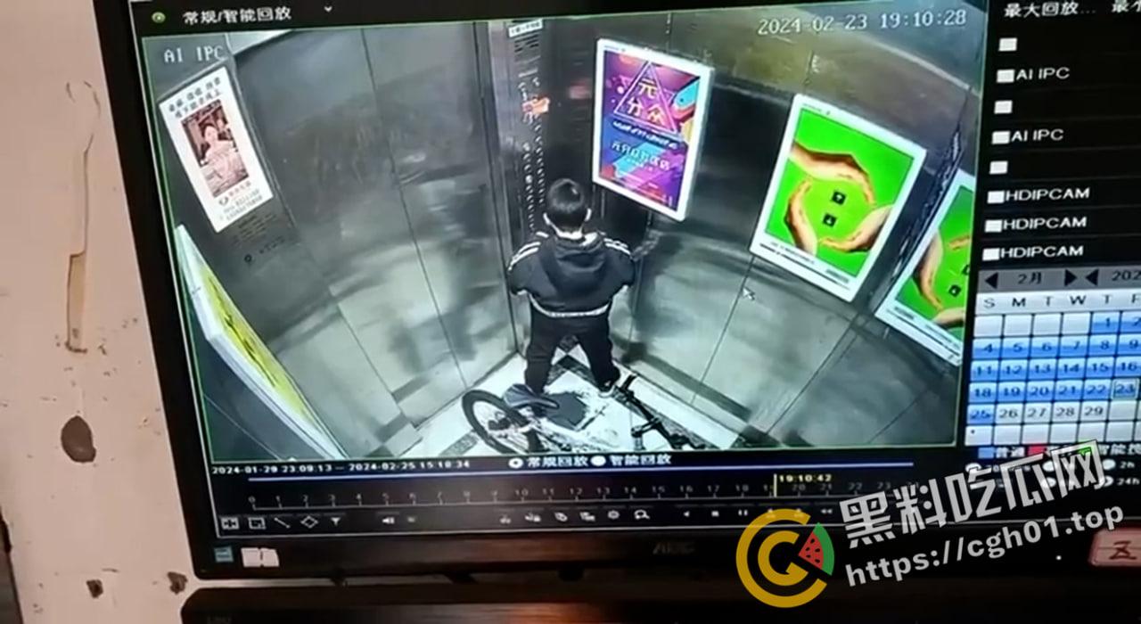 奇葩业主!微信群内大骂电梯太臭 结果发现是自己儿子尿的 果然上梁不正下梁歪-1