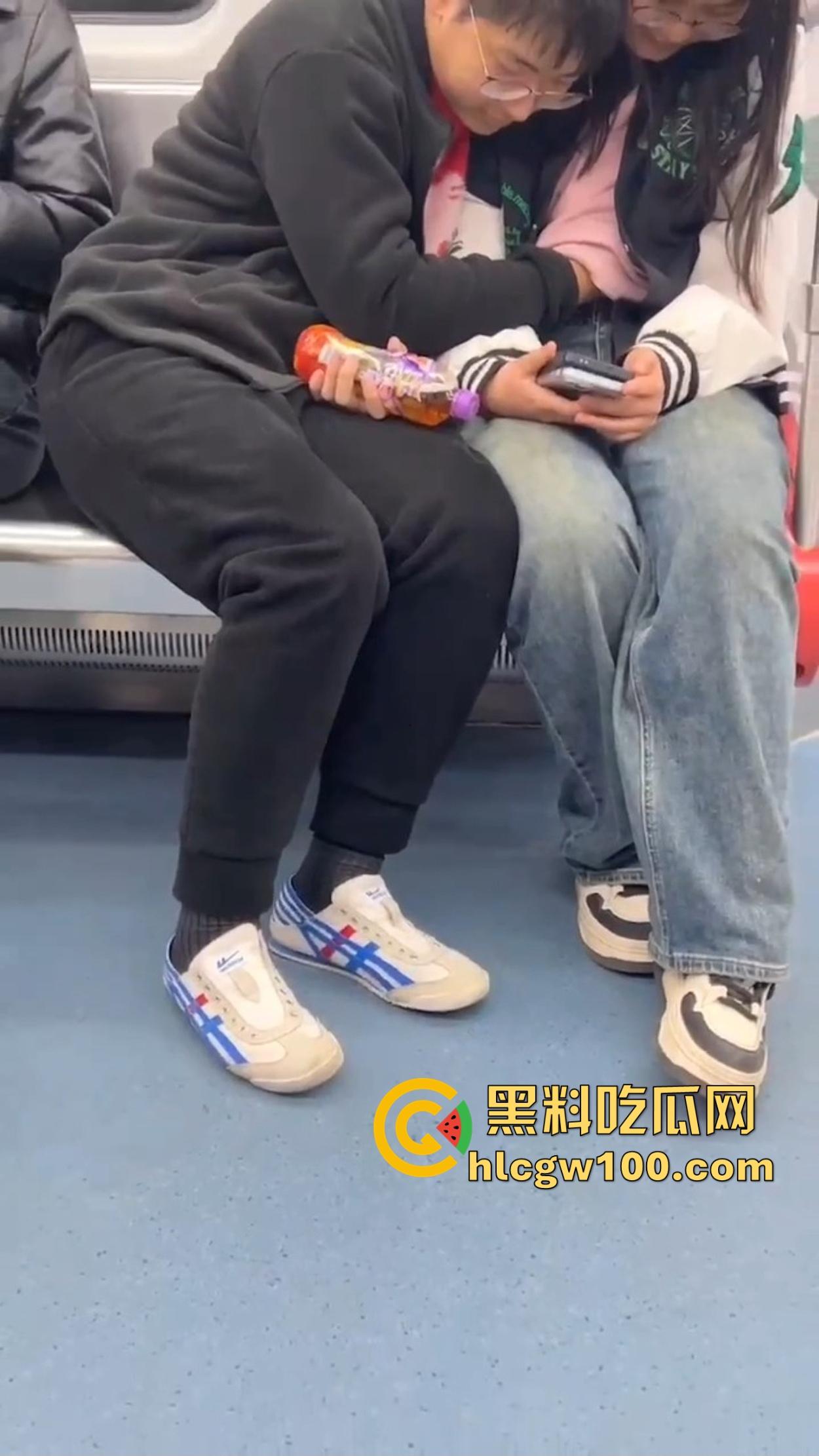 南京地铁上演活春宫，小情侣车厢摸奶上头，手伸进衣服揉得起劲，差点拖裤直接开干，你们是有多饥渴？-4