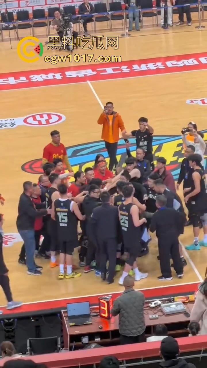 浙BA篮球联赛爆发大冲突!绍兴球队输不起,打完后还要打球员,真应了那句话,喝绍兴黄酒,打各地朋友!-7