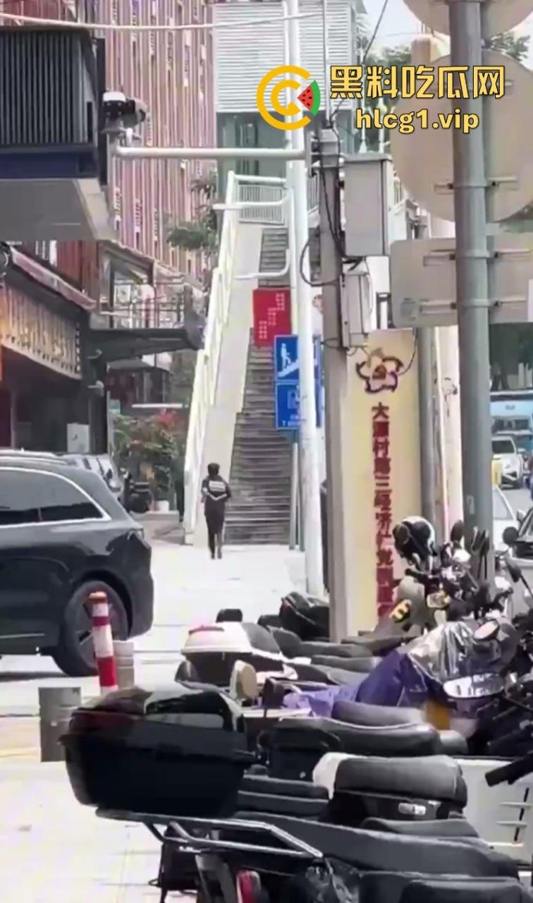 悲催!广州一快递小哥逆行撞到一豪车后 冲向过往车辆自残!-1