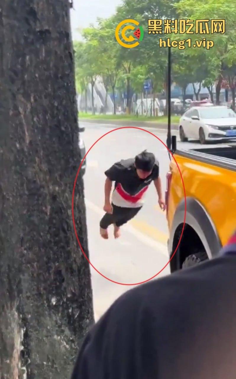 悲催!广州一快递小哥逆行撞到一豪车后 冲向过往车辆自残!-9