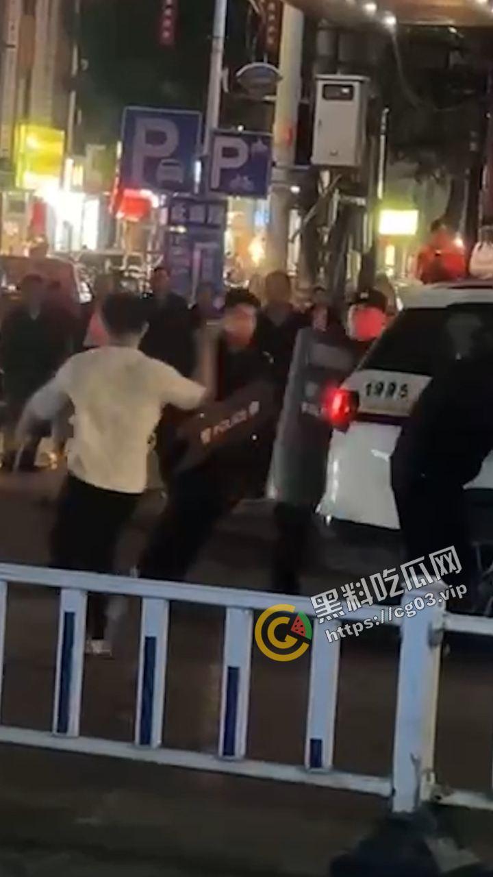 嚣张！广西容县城北路少年砍人 与警察互博 砍伤警察 拒不伏法 嚣张至极-3
