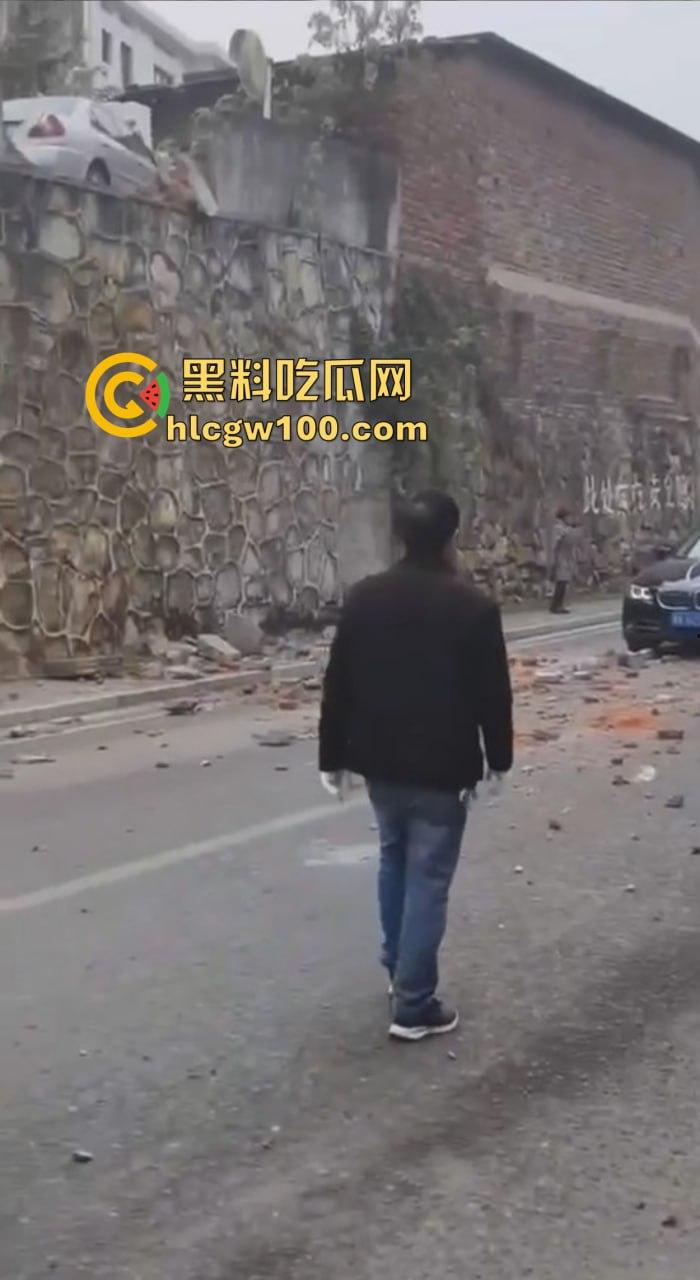 女司机漂移撞墙全程高能,开车像玩QQ飞车,氮气加速弹射起步,车撞成废铁人却完好无损牛逼!-10