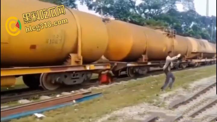 印度阿三搭顺风车,跳车时失误滑下轨道,同伴都没发现,回头身体已是两段 !-4
