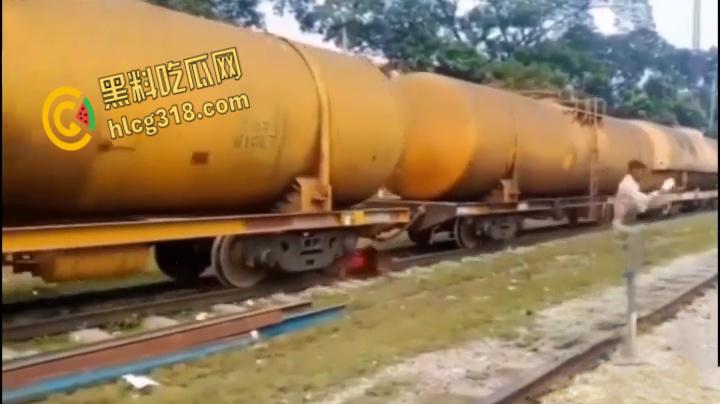 印度阿三搭顺风车,跳车时失误滑下轨道,同伴都没发现,回头身体已是两段 !-5