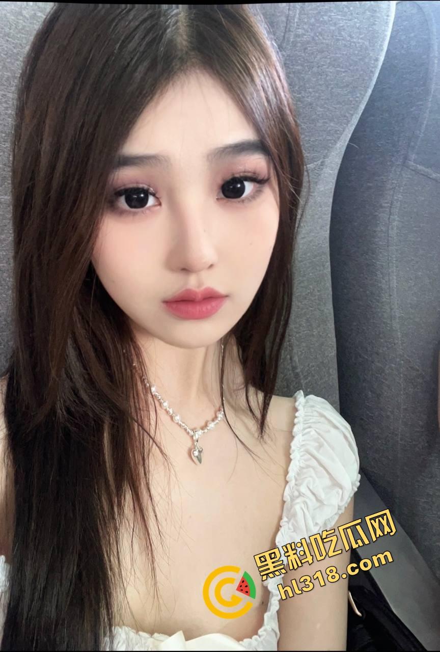 白裙小羊变吞精母狗,超市收银员『王雪儿』试衣间跪舔,精液从小嘴流一脸,跪地舔完还腼腆说好喝!-1