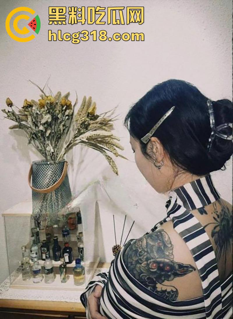 抖音符文战士【lee李李】,大奶纹身店老板娘,性感身材私下骚没边,性爱自拍视频流出!-2