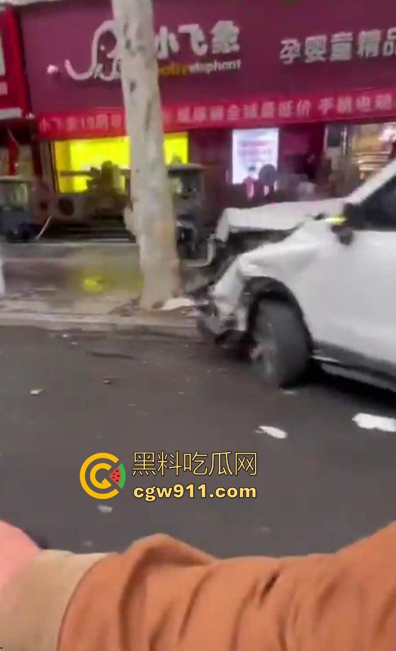 现在的人怨气实在是太重了,河南郑州凶手驾车撞伤女子,将其捅死随后当场自杀身亡,画面血腥胆小慎入!-4