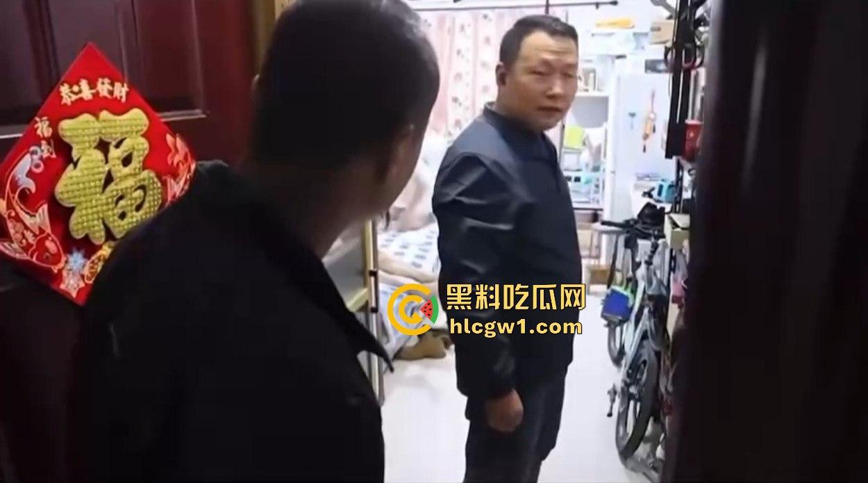 汉中市开锁师傅开门无辜撞见绿油油现场,绿帽现场捉奸,奸夫淫妇正骑马大战,老婆慌得连B都夹紧了!-6