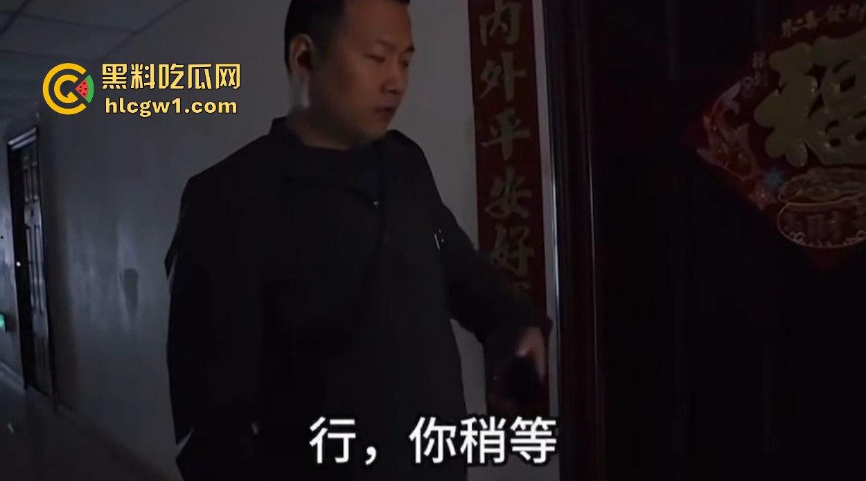 汉中市开锁师傅开门无辜撞见绿油油现场,绿帽现场捉奸,奸夫淫妇正骑马大战,老婆慌得连B都夹紧了!-9