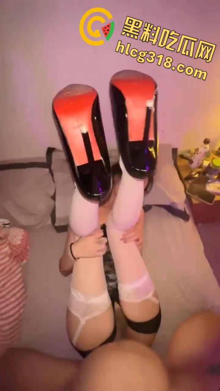 上海反差幼师【刘雨菲】,白天教娃晚上变骚母狗,红底黑丝高跟后入,镜子前大长腿后入性感,谁看了不腿软 !-7