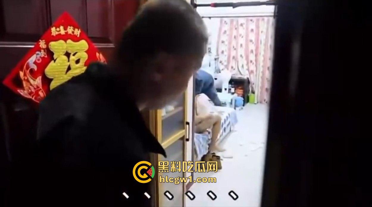 汉中市开锁师傅开门无辜撞见绿油油现场,绿帽现场捉奸,奸夫淫妇正骑马大战,老婆慌得连B都夹紧了!-11