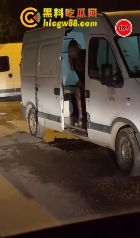 美国站街女卖都玩高端了？依维柯移动炮房遍地开花，一边被操一边跑路，嫖个娼还得坐稳扶好！-5