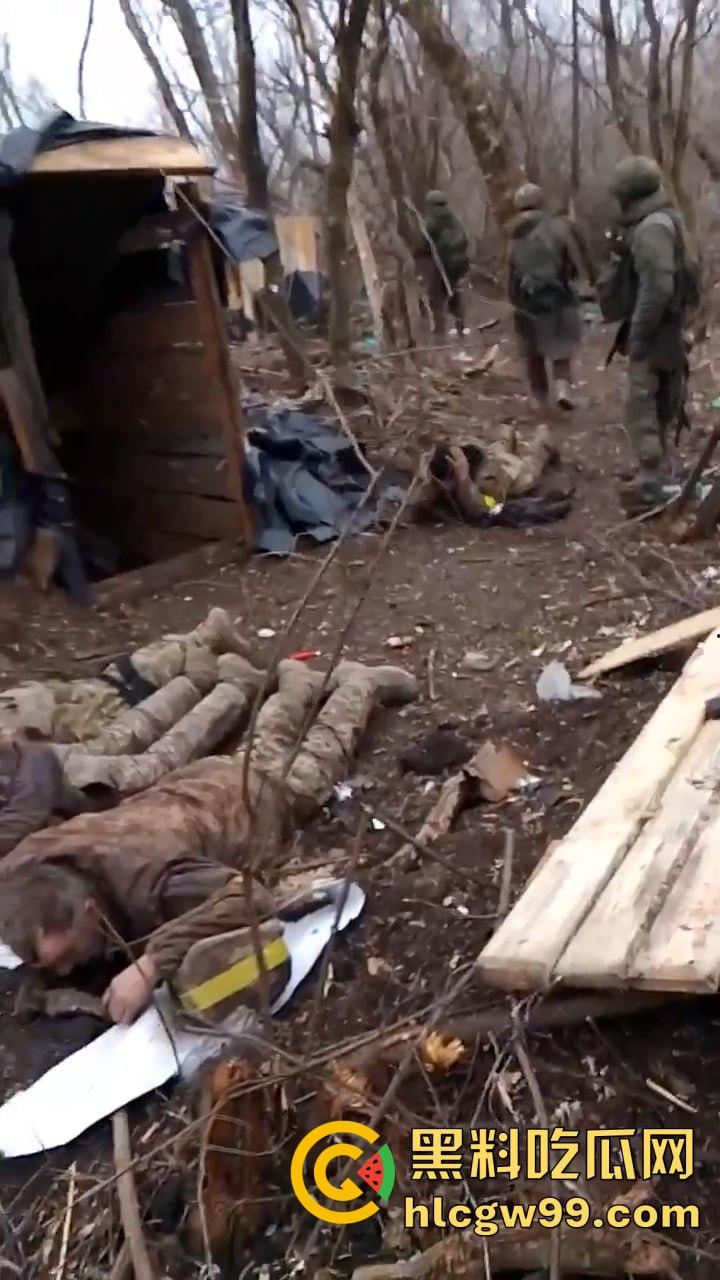 惨无人道！俄乌战场竟公然对俘虏痛下杀手，这暴行像恶魔的爪牙，撕碎了文明的遮羞布-6