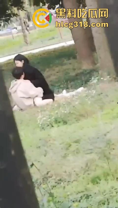 高颜值情侣公园草地野战！女上男下疯狂骑乘，精虫上脑了直接无视众人就是干呗！-6