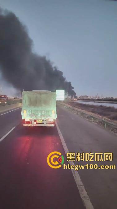 河北沧州高速上演油罐车相撞惊魂一刻,瞬间起火烟雾漫天,蔓延百米火龙天都被烧红了-5