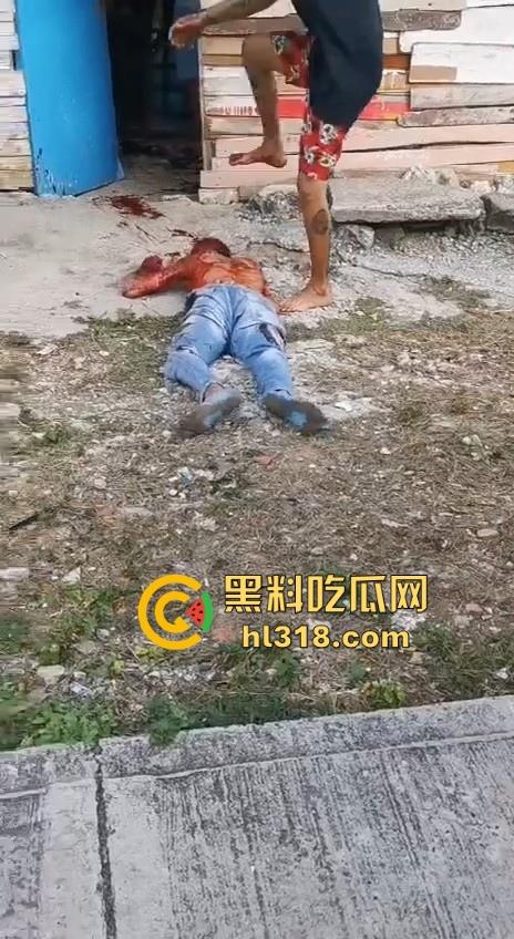 哥伦比亚双重谋杀案,疑似帮派报复,枪手杀害了不不尽兴,还要在死者头部猛踹几脚才愤愤离去,国外真乱!-1