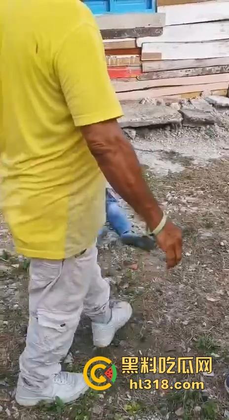 哥伦比亚双重谋杀案,疑似帮派报复,枪手杀害了不不尽兴,还要在死者头部猛踹几脚才愤愤离去,国外真乱!-3