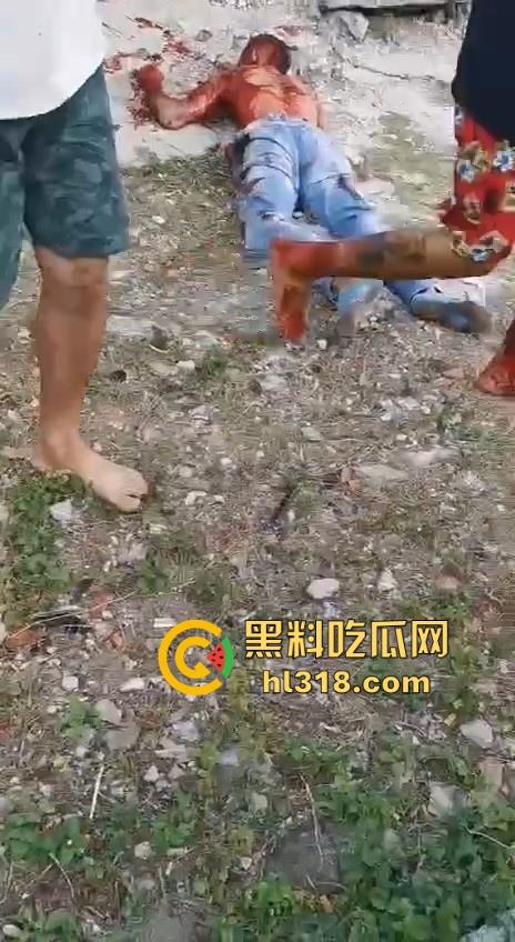 哥伦比亚双重谋杀案,疑似帮派报复,枪手杀害了不不尽兴,还要在死者头部猛踹几脚才愤愤离去,国外真乱!-4