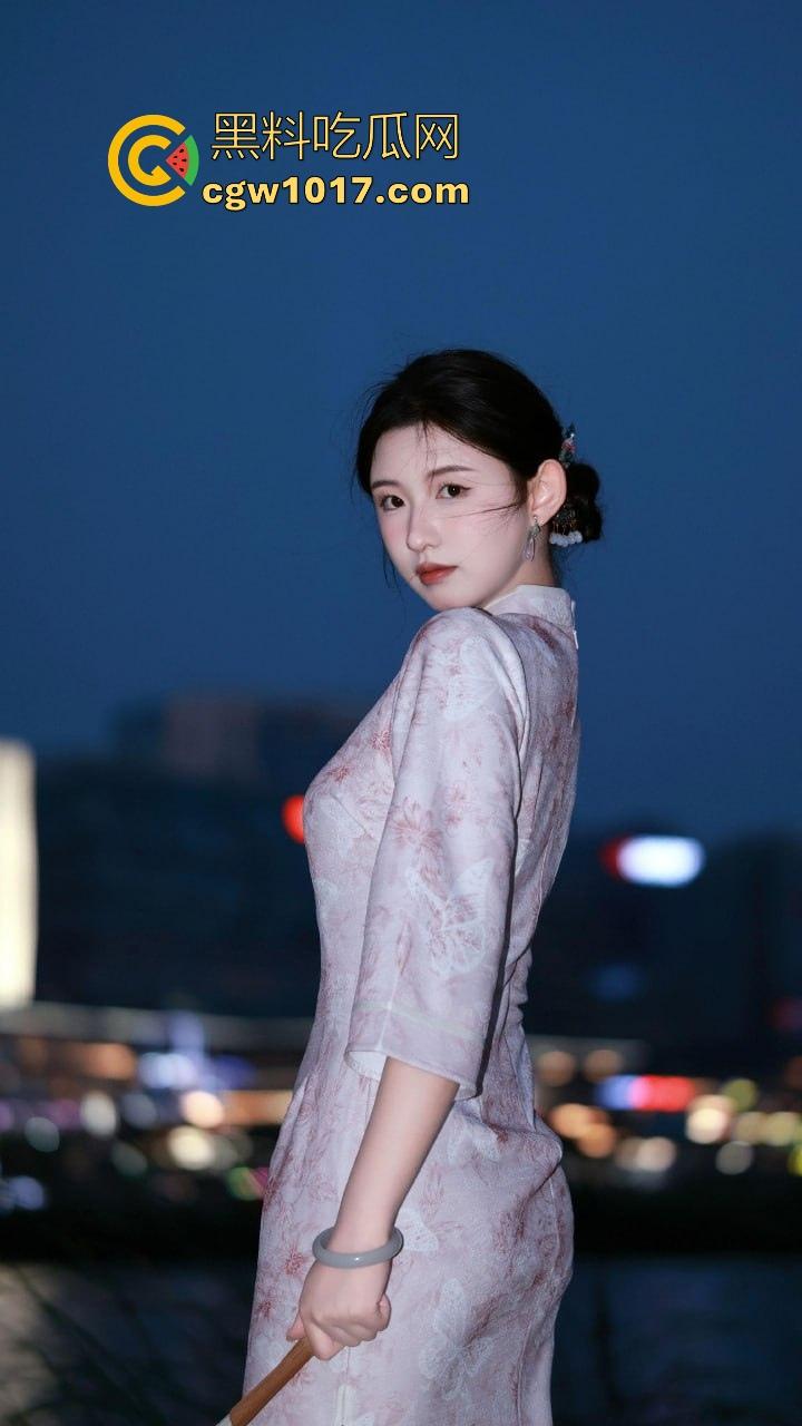 绿帽奴为刚做完爱的老婆清理小穴,用舌头360度无死角舔干净跟单男的爱液,堪比小米扫地机器人,这你受得了嘛!-1