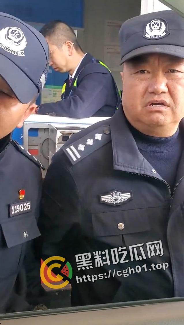 儿子被打 父亲让警察拦着不让回家?四川凉山霸凌事件 愤怒民众包围警察局-7