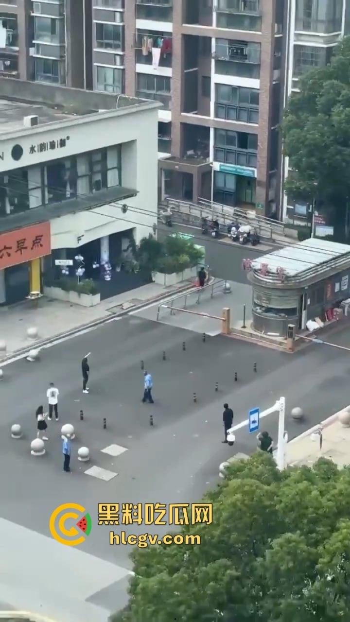 江苏大爷阳台练功不慎坠楼 挂窗户俩小时随风摇曳 视频曝光惊险瞬间-2