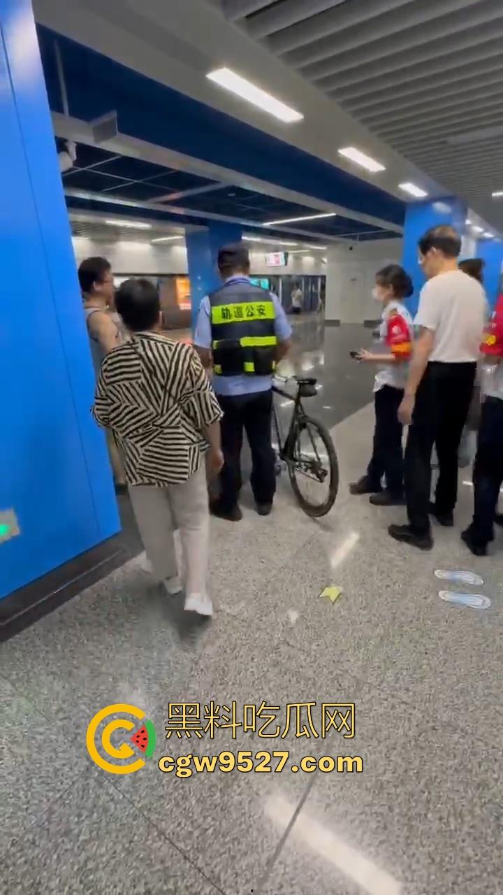 杭州素质眼镜男强行自行车强闯地铁站，工作人员劝解阻挠，全程当没听见，见人就开喷，懂不懂什么叫规定！-8