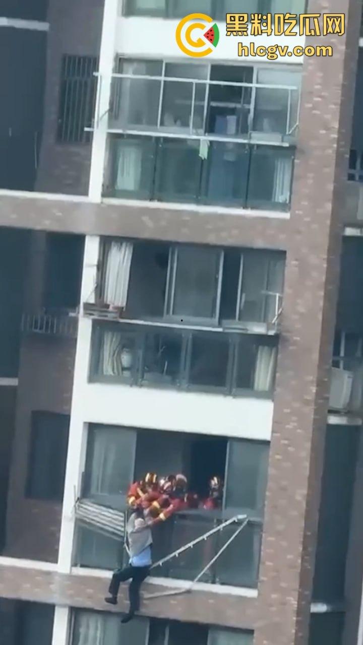 江苏大爷阳台练功不慎坠楼 挂窗户俩小时随风摇曳 视频曝光惊险瞬间-9