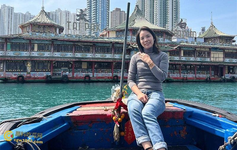 广州饥渴母狗【张思淼】,与男友租房自拍做爱,露脸深情添屌无套猛干, 性欲太大事后仍不满足,用跳蛋狂震骚穴!-1