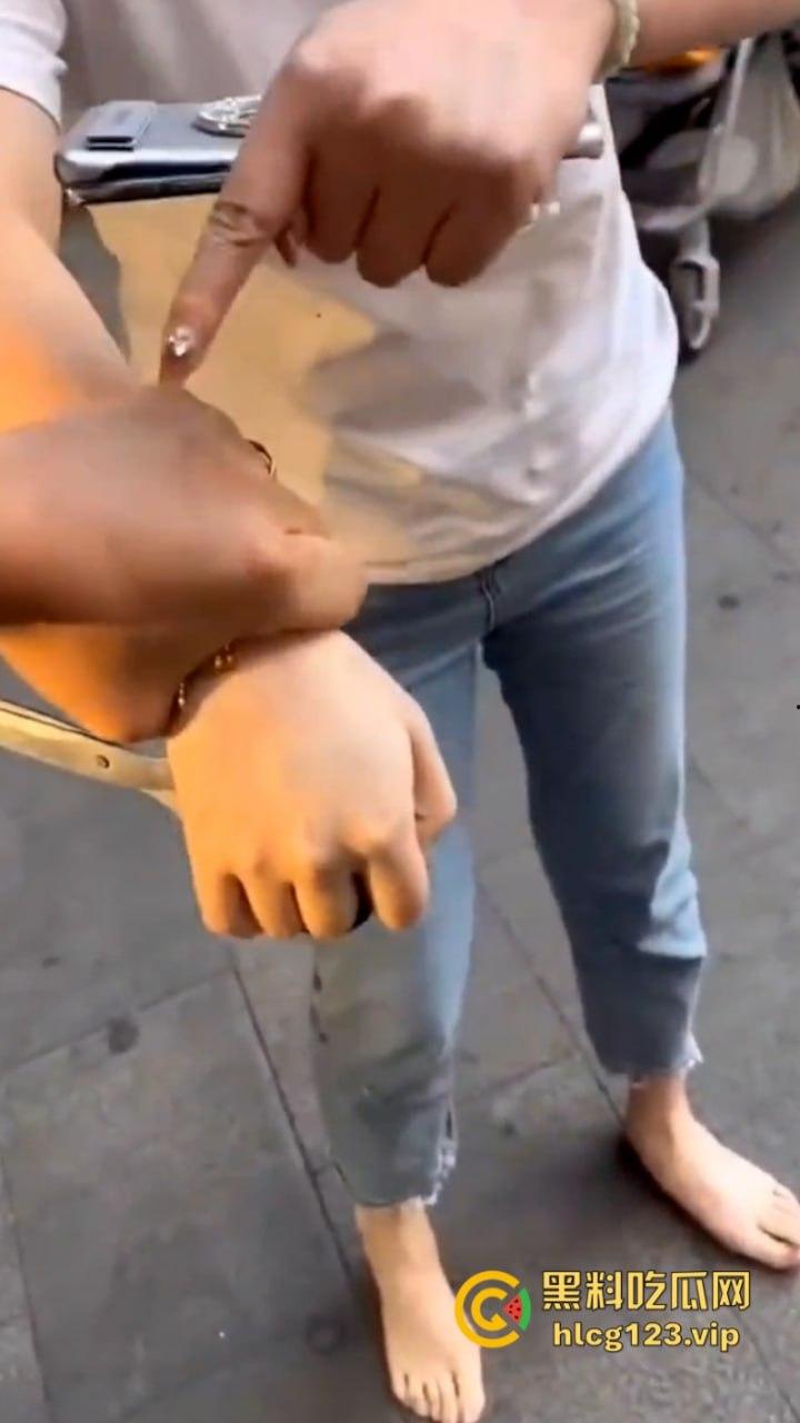 拳头硬了！河南漯河一怀孕女子打砸店铺 持刀行凶  怀了个太子吗？这么牛逼？现场撒泼视频看怒了-10