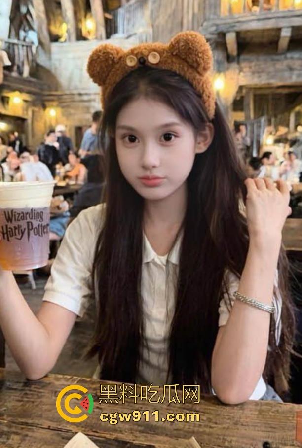 电梯惊心动魄的操妹经历,电梯里逮着妹妹不放,使劲揉搓后入猛插,刺激无比!-2