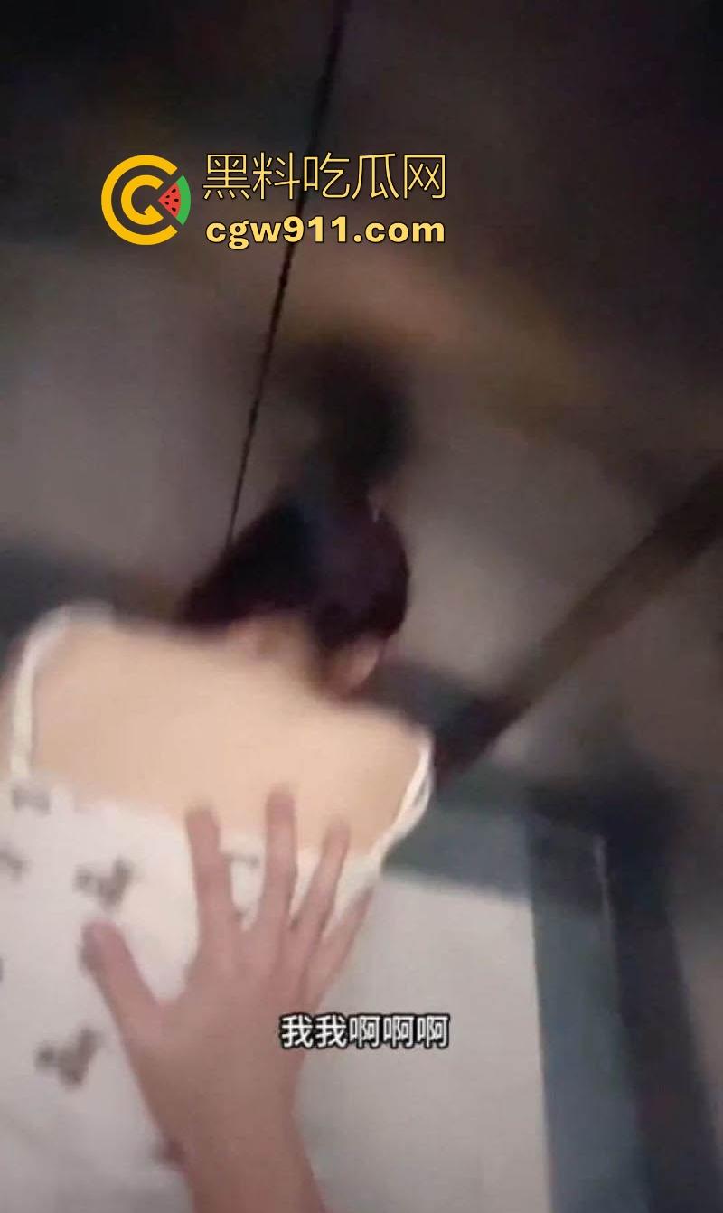 电梯惊心动魄的操妹经历,电梯里逮着妹妹不放,使劲揉搓后入猛插,刺激无比!-8