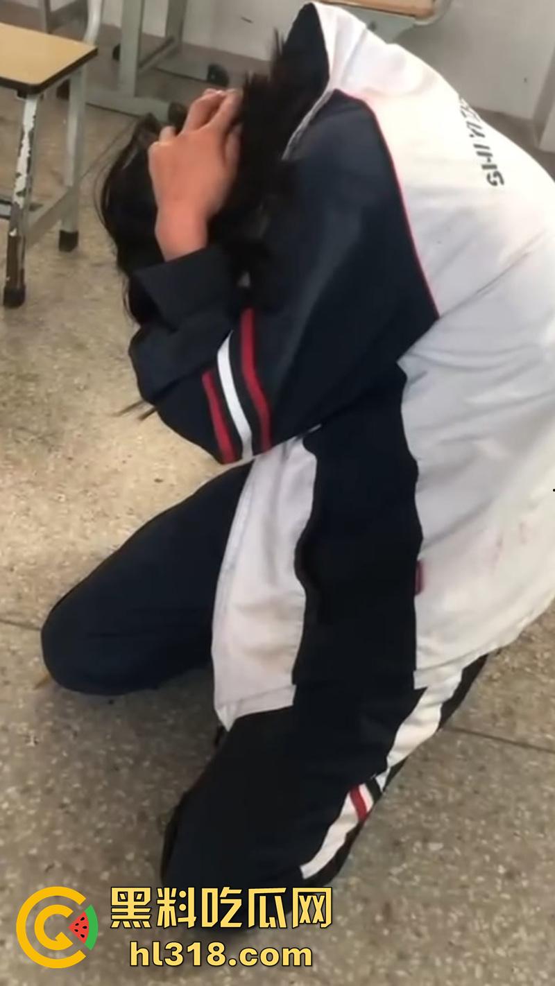湖北第十一中学霸凌现场,实拍女学生被棍子爆头,果然最毒妇人心,欺负女人最狠的还得是女人-2